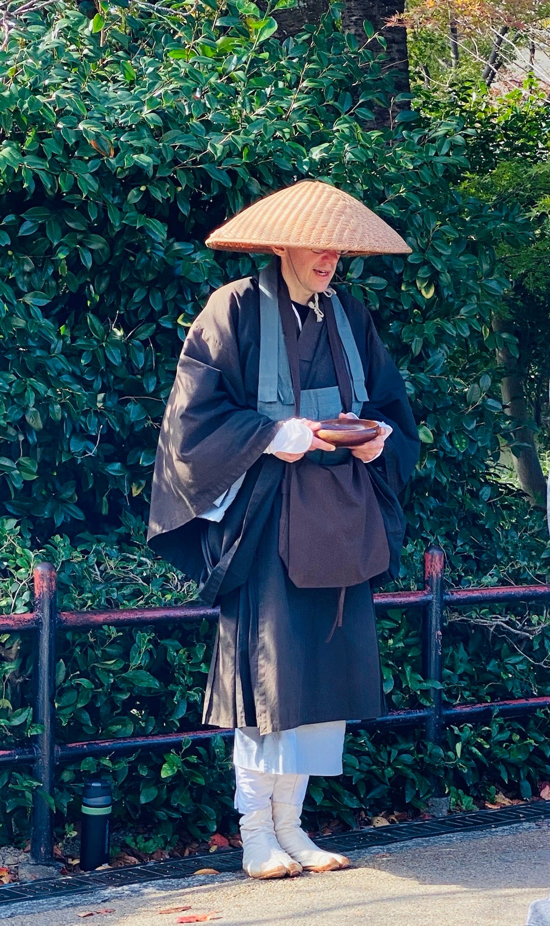#日本[超话]# 远来的和尚，念经，化缘。  ​​​