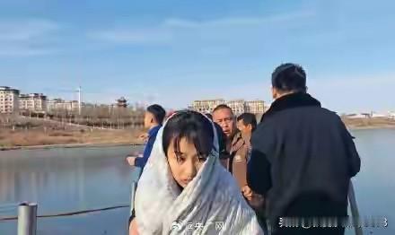 星光不负赶路人，危难时刻见勇敢！
最近，爆火网络的13岁女孩李佳婷。因勇救落水儿
