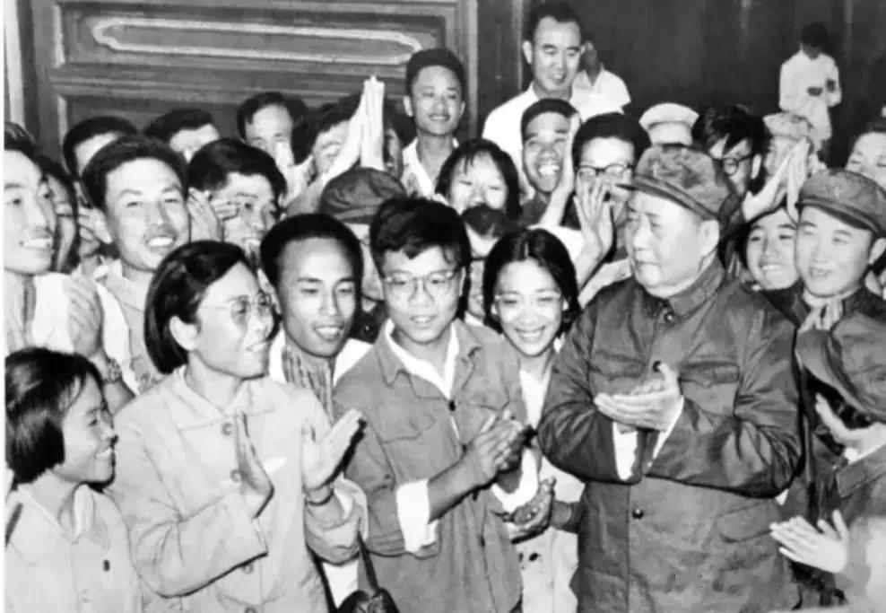1965年5月，毛主席准备离开武汉，临行前与东湖宾馆的工作人员合影留念。拍照时，