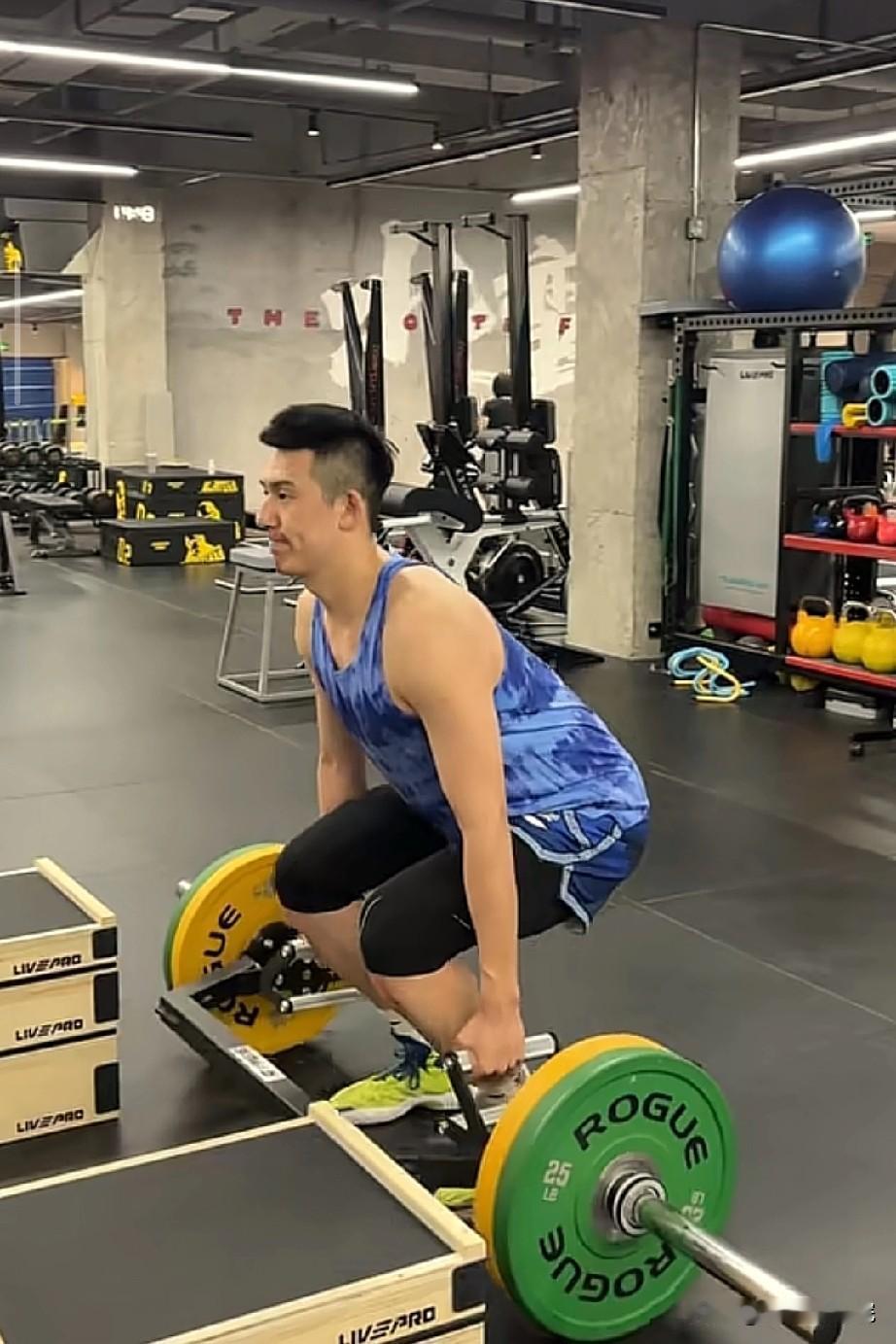 付豪休赛期一点没闲着啊，挺自律！

不愧是当爸的人，确实有正形，休赛期付豪一直在