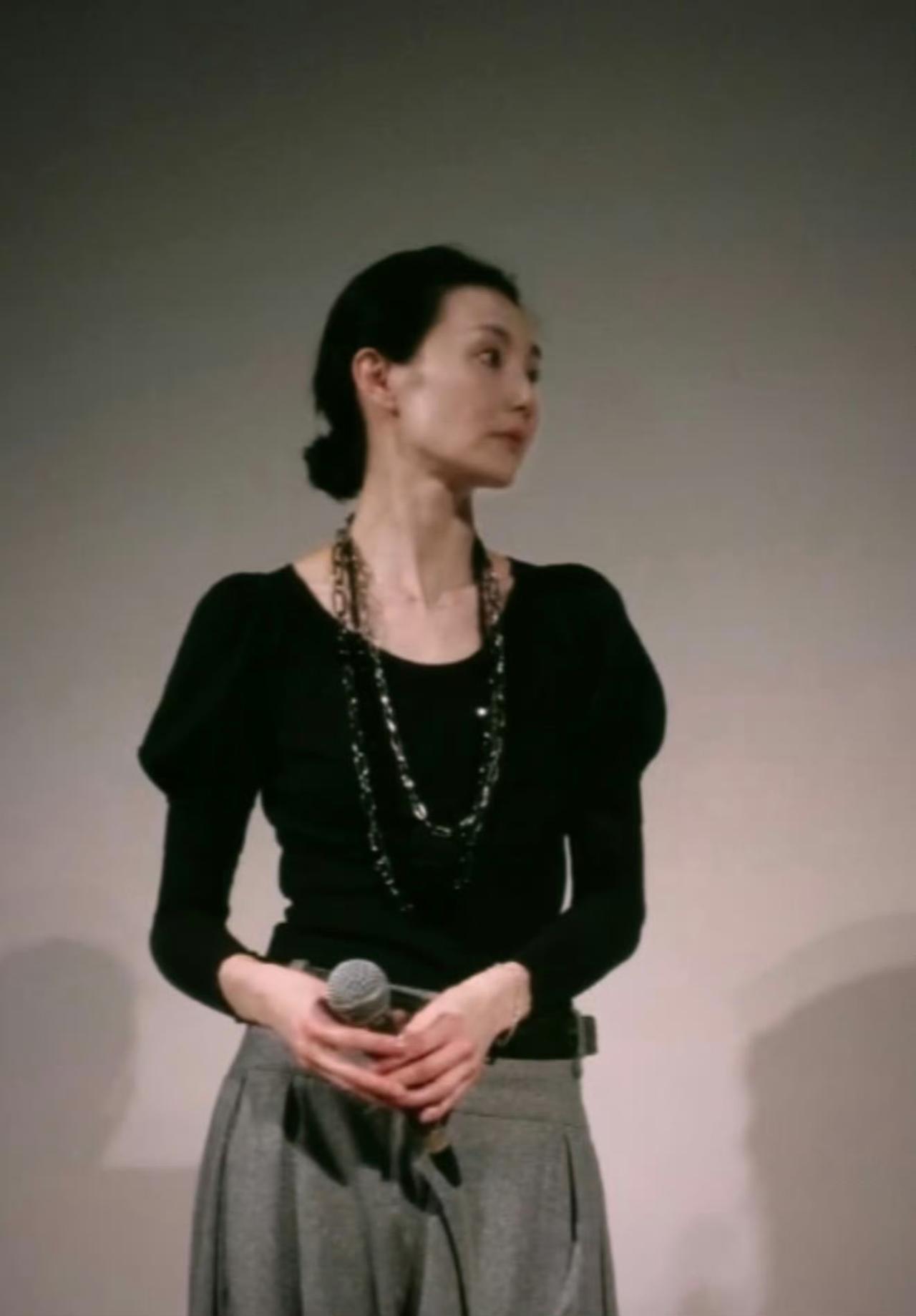 张曼玉的松弛感哪是演出来的？分明是把“影后”这顶帽子当拖鞋穿了二十年！当年被骂花