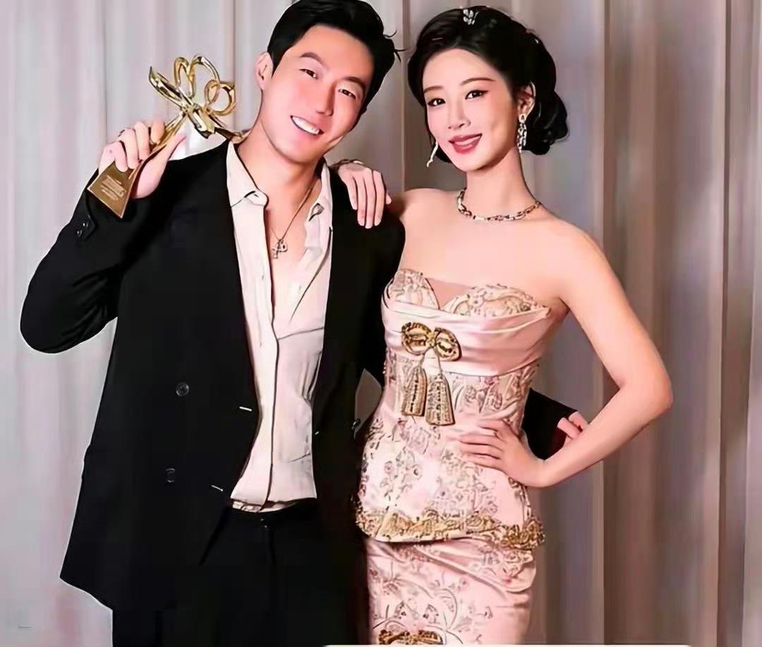 原来他是杨紫的经纪人啊！还挺帅的～
艺人有个好的经纪人还是很重要的女明星经纪人