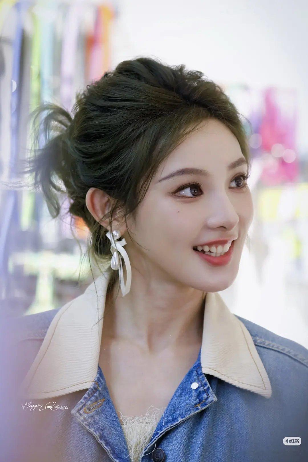 彭小苒这样是不是好认点 