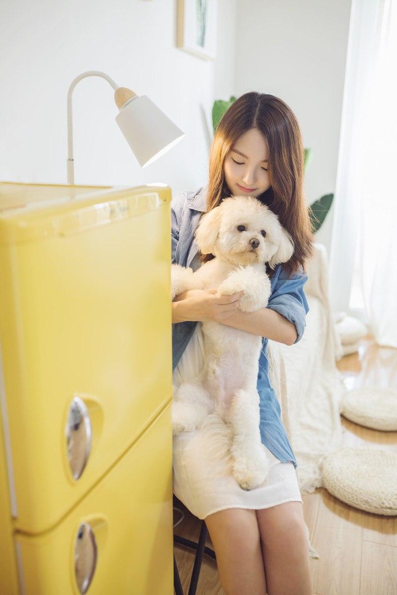 少女温柔地拥抱小狗美少女 少女 小狗合影 萌宠相拥 萌宠少女照