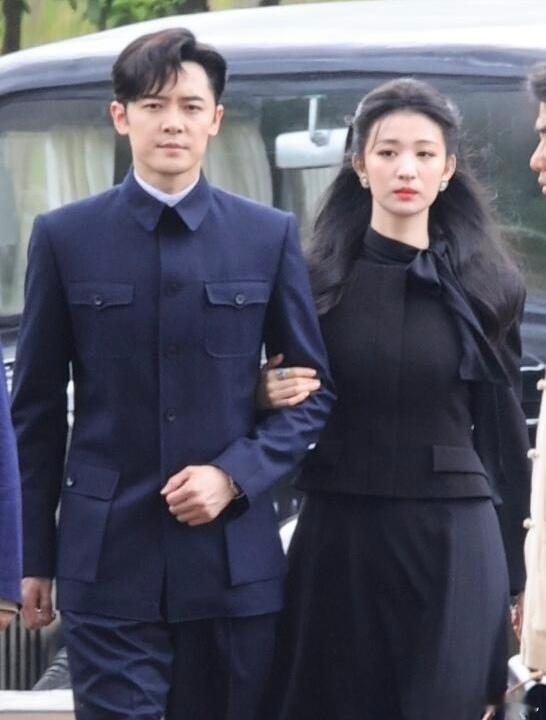 王楚然付辛博挽手路透妈耶  我承认王楚然漂亮了  好显小的感觉 像民国大小姐[送