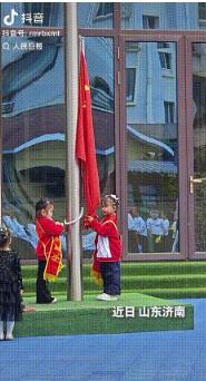 上人民日报了！近日，山东济南一幼儿园组织升旗仪式，安排的旗手不是幼师也不是高年级