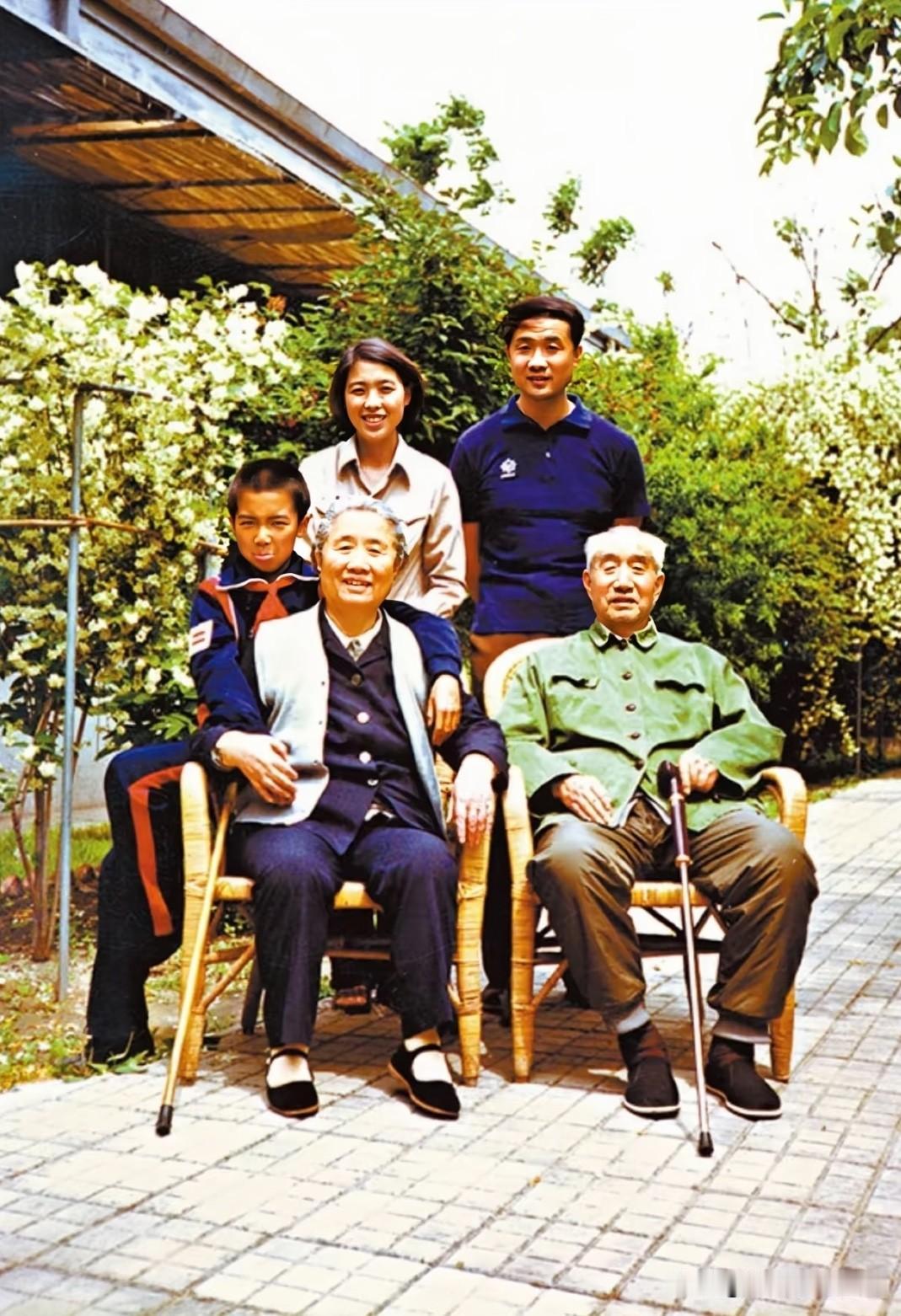 徐向前元帅与妻子黄杰及儿子徐小岩、儿媳妇王彦彦、孙子徐珞的一张十分珍贵的晚年全家