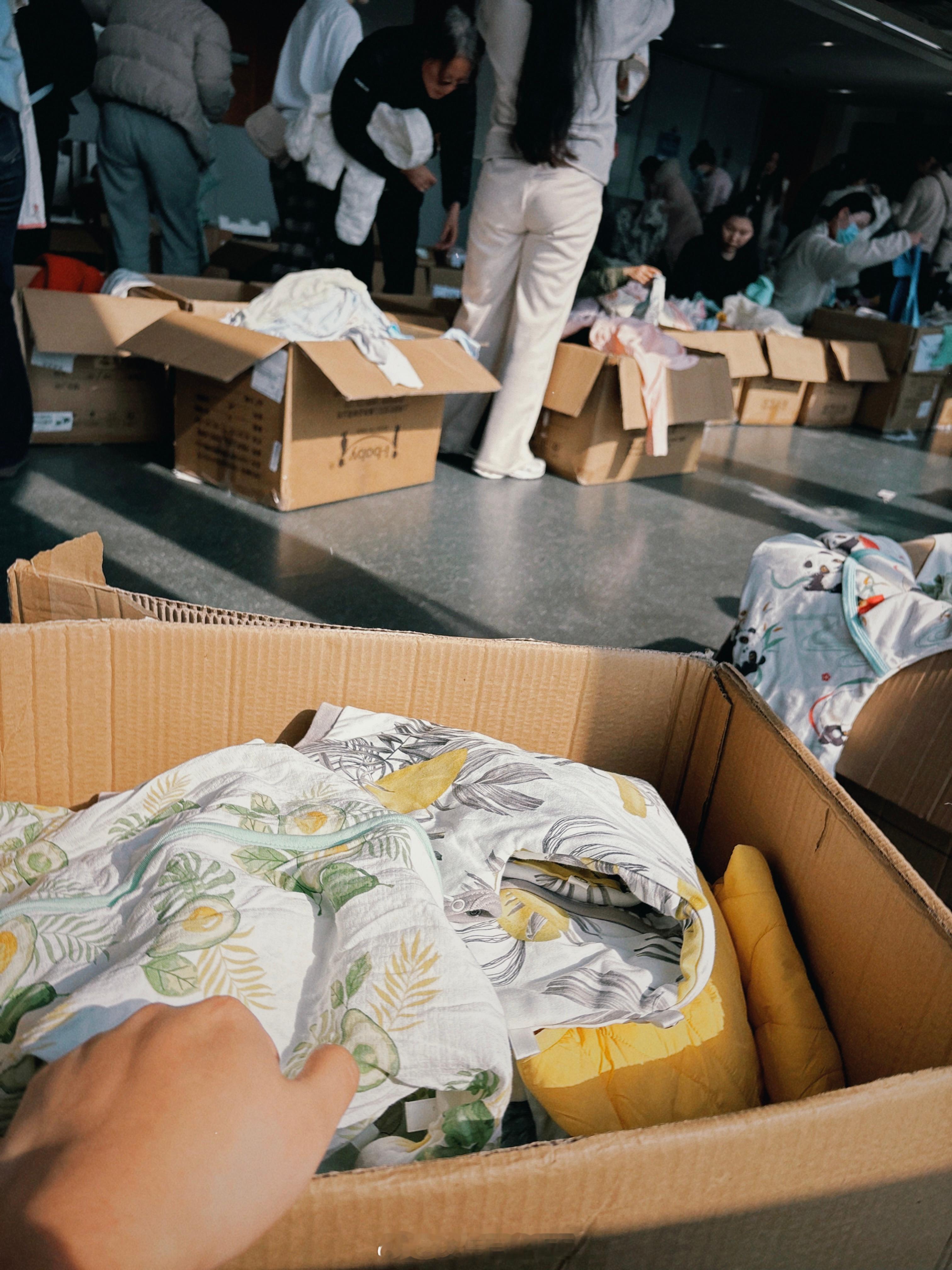 最接地气的博主，特卖会选了一堆衣服。 