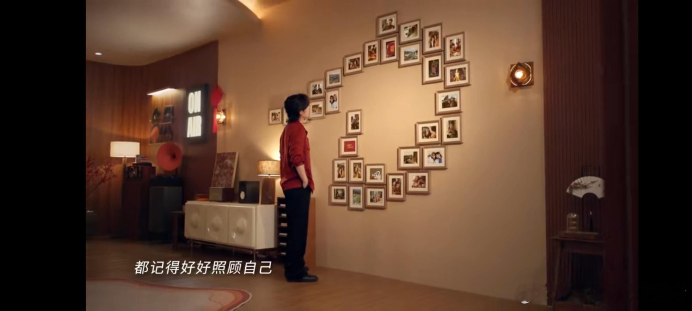 #肖战新年嘱咐#爱了 ，侧脸如此的帅气 ​，帅气的脸庞，美好的祝福，太喜欢肖战啦