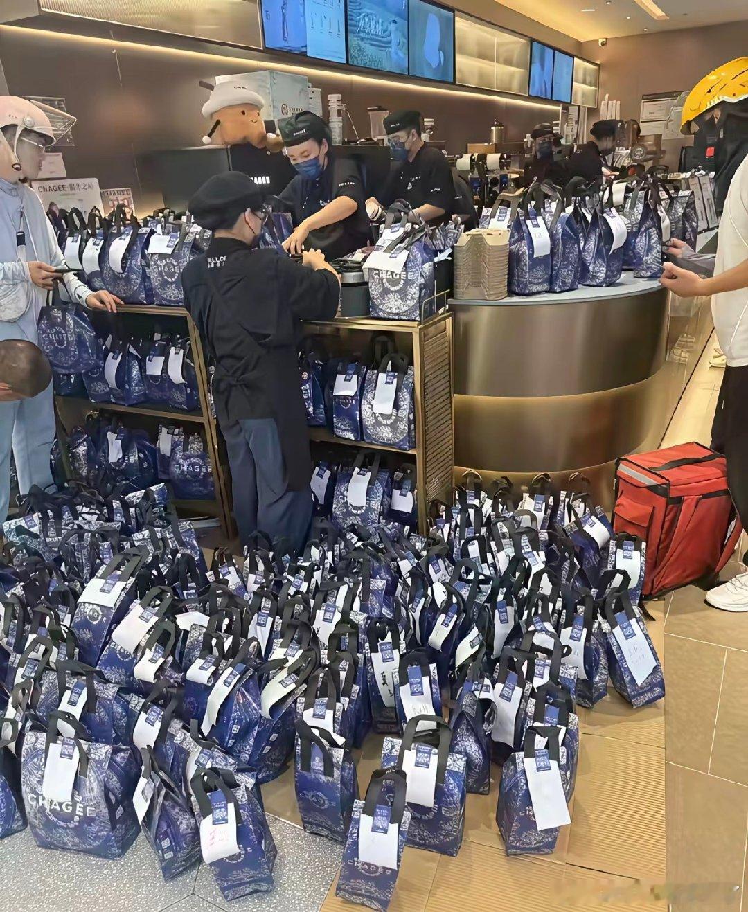 霸王茶姬店员劝退消费者 买一送一这么吸引人吗？打单机都要冒烟了 ​​​