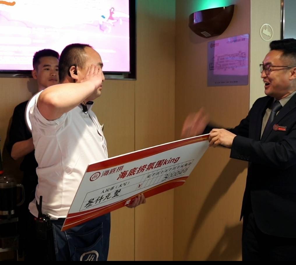 #退役武警入职海底捞跳独创庆生舞走红#真的好会跳舞，感觉超级有感觉，充满了喜感，