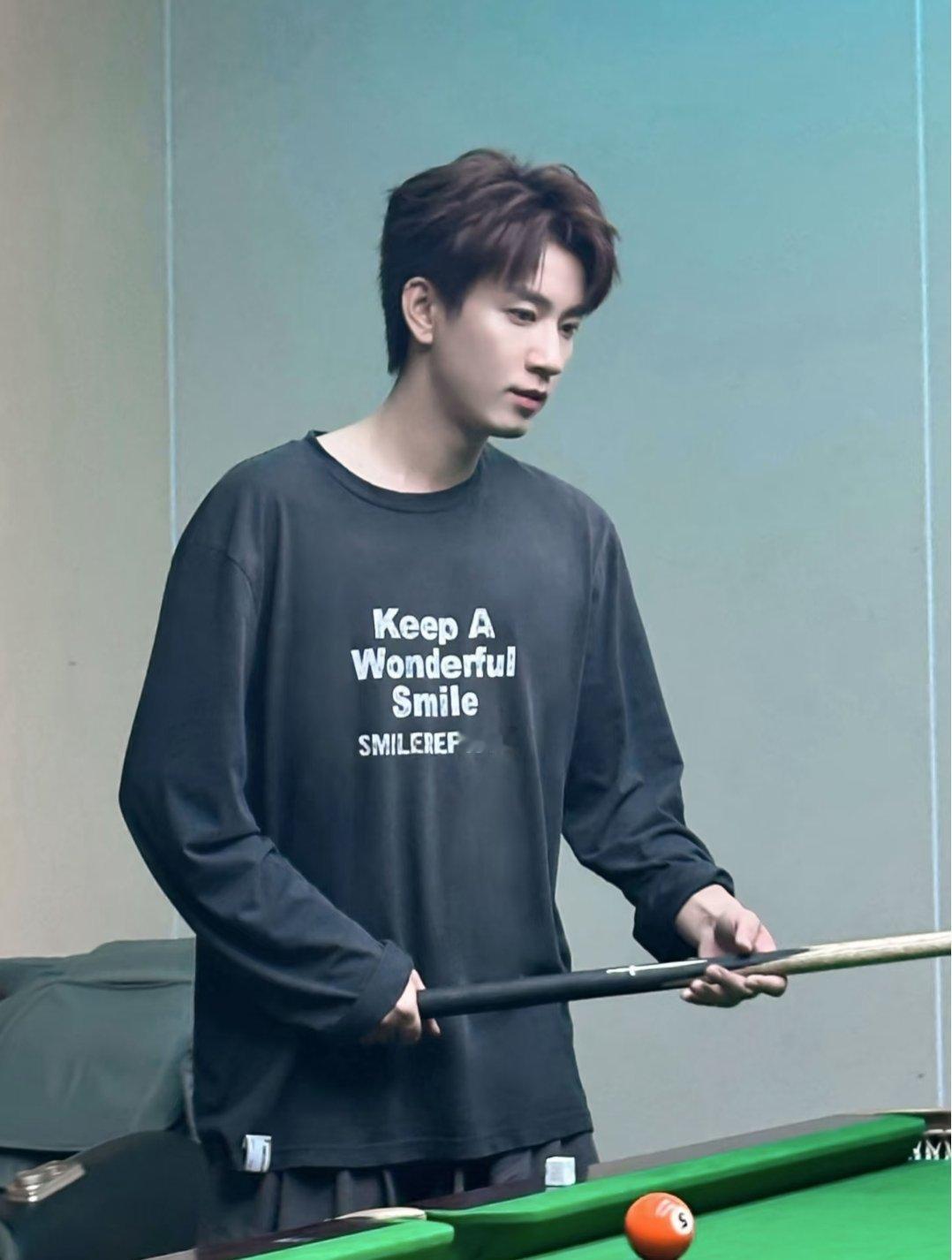 明星丨日常王子奇立冬时节打台球的图片～ 