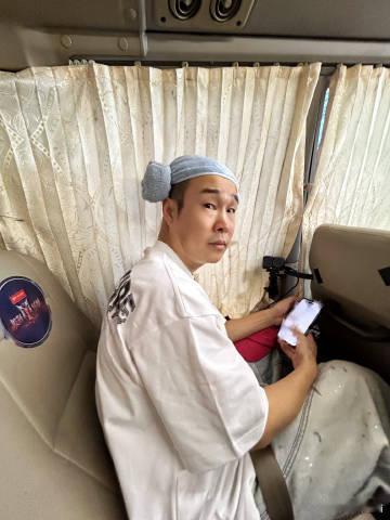 小沈阳姚琛曾辉斗地主组合披哥头巾人传人现象小沈阳姚琛曾辉斗地主组合，舞台之外全是