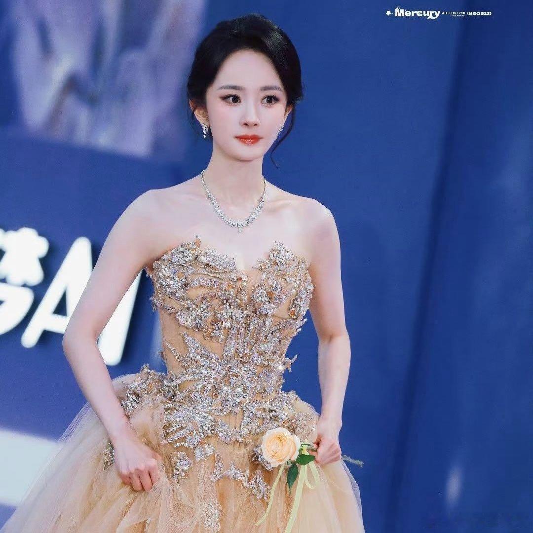 百花奖影后和白玉兰视后同框，和百花奖初代影后走红毯，座位左边是诺贝尔文学奖  茅