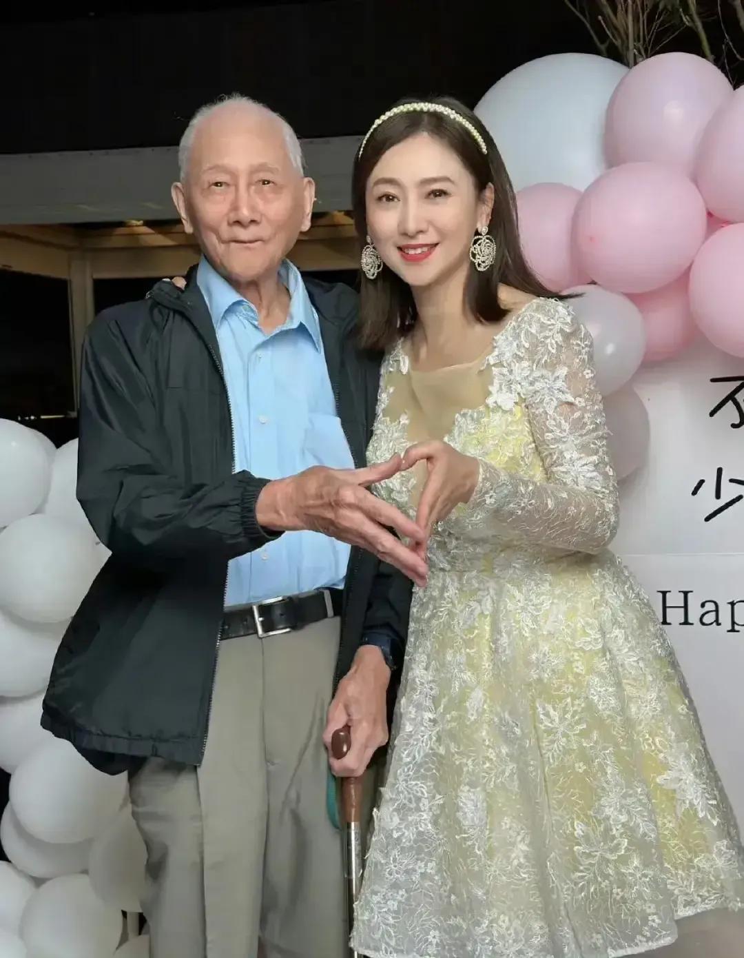 太令人惊讶了！你看这对父女是真显年轻啊！这是55岁公主范女神翁虹和她九十六岁的父