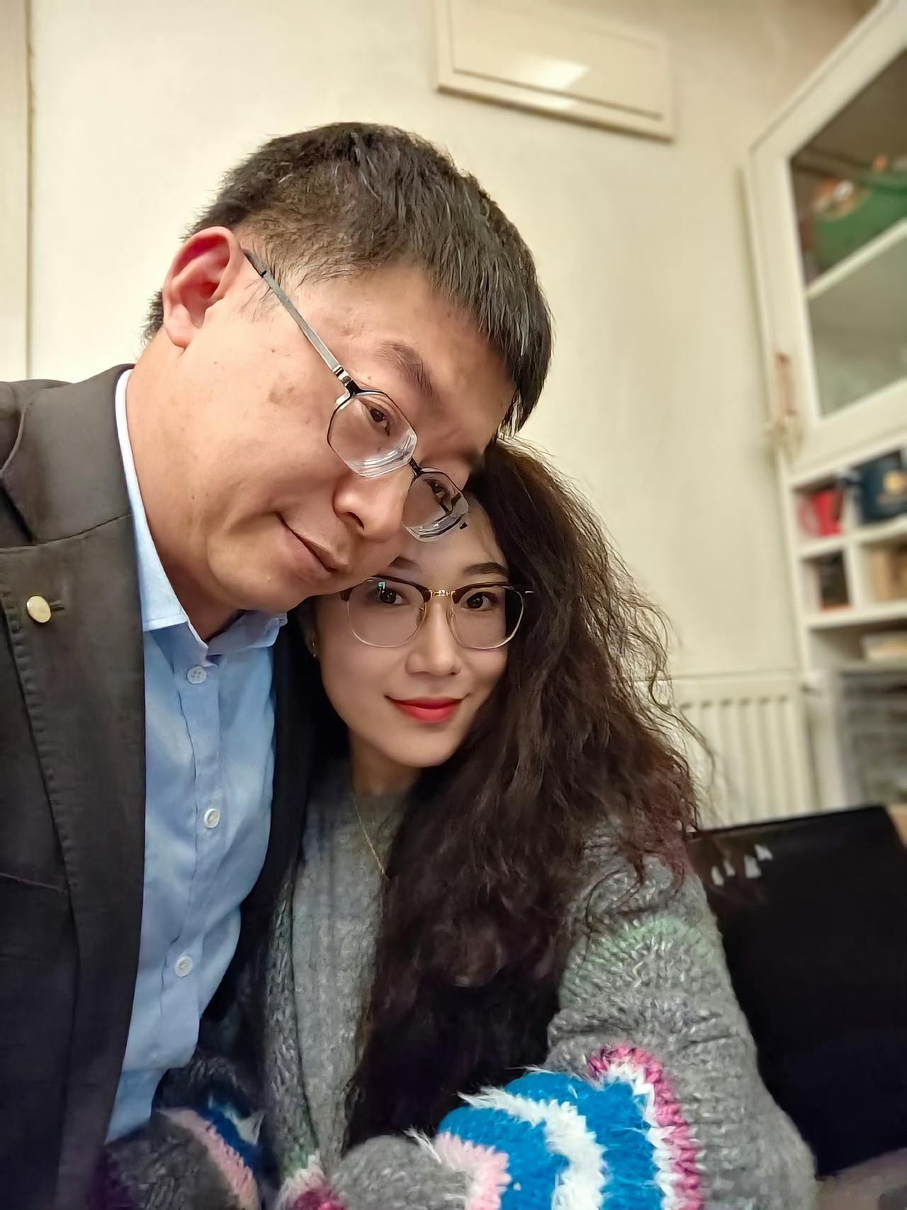 一上来我以为这是Ai，沈逸的老婆竟然这么年轻漂亮，但确实是沈逸ID发出来的，我看