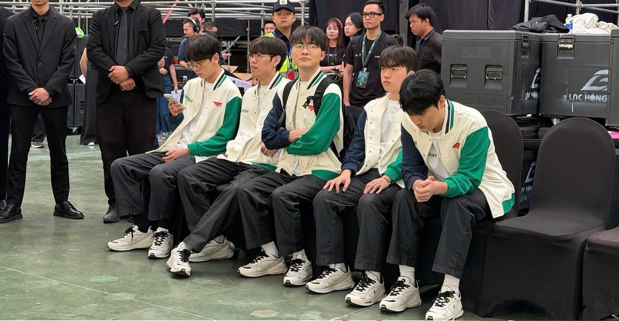 T1 faker坐姿好摆正，哈哈 