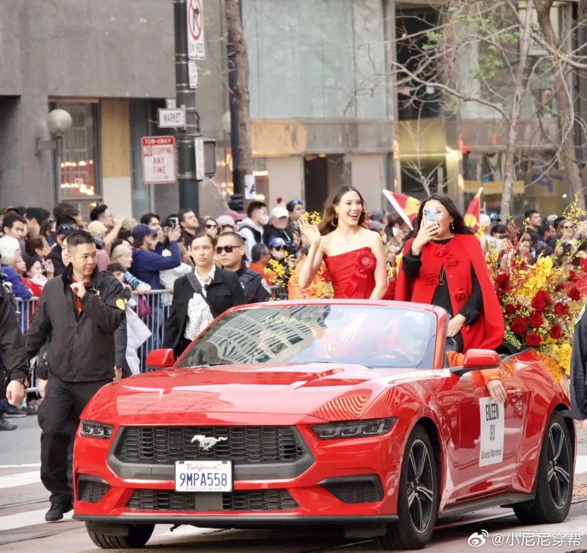 谷爱凌和妈妈参新春花车巡游，当花车大元帅、点鞭炮！不得不说，孩子有出息，家长脸上