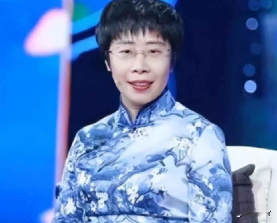 北大才女蒙曼48岁至今未婚，朱迅问她：“你最想嫁给谁？”没想到，她脱口而出说的一