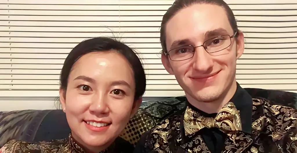 “你应该滚回中国去！”“别用亚洲人的脏习惯喂我的孩子！”2019年这是美国男人对