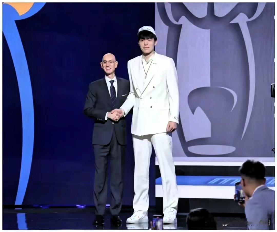 杨瀚森“进军”NBA，这三人恐怕做梦都会笑醒。
首当其冲的是肖华，身为NBA的总