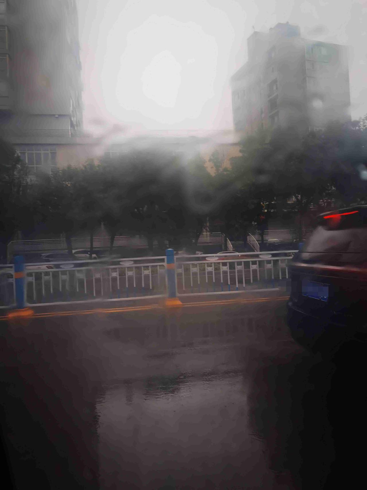 我的今日状态：😁轻松愉快
我这里的天气：小雨