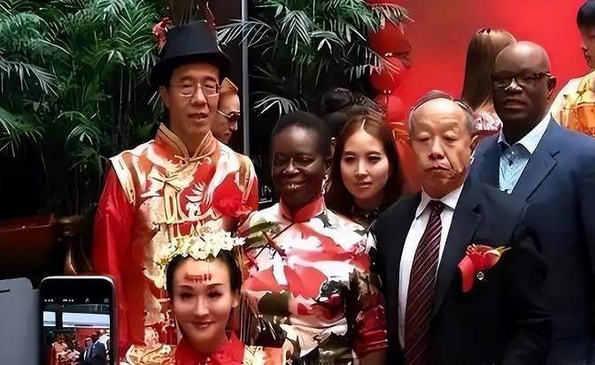 “我就算在美国饿死，我也不可能回国！”前央视著名主持人，爱上富豪后，远赴美国，婚