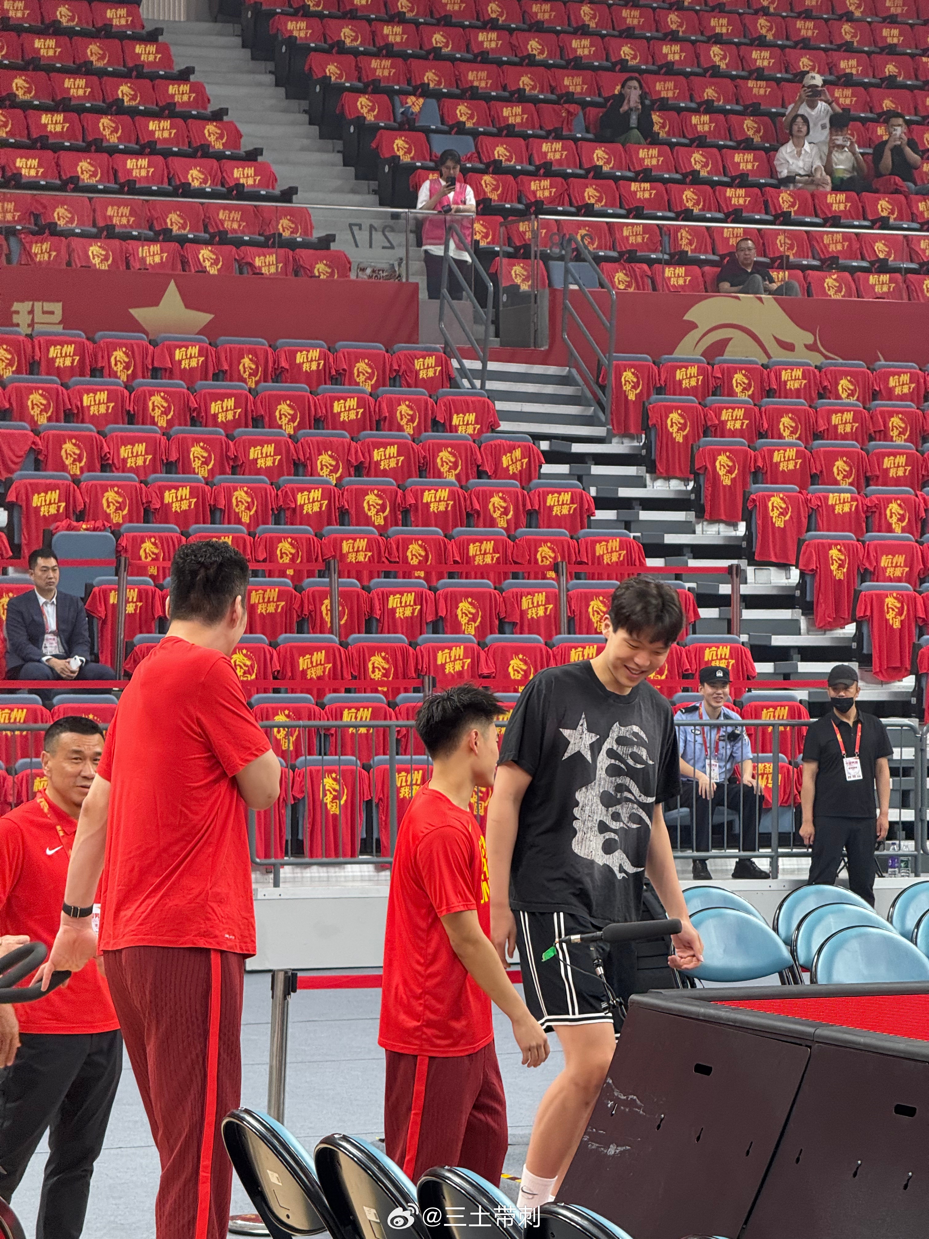 中国男篮中国男篮 前方小伙伴回传，杨瀚森场边和回来的余嘉豪聊上了，还有赵维伦，都