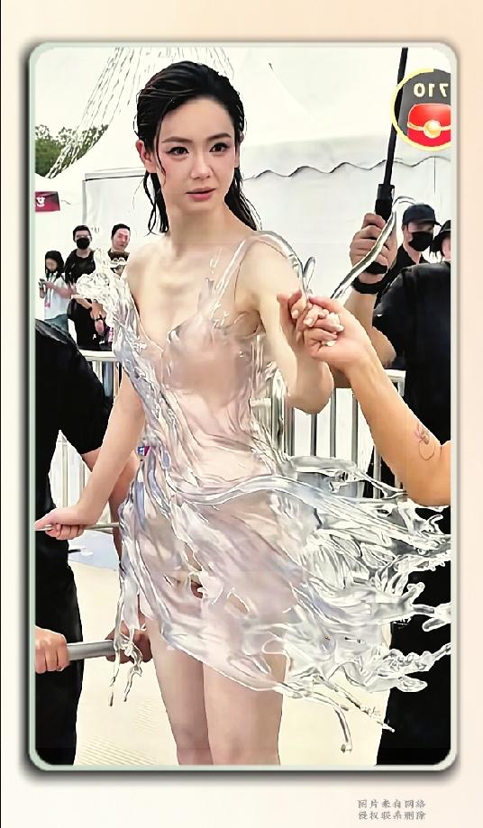 戚薇液态水花礼服，先锋感十足

我是服了，戚薇是真敢尝试，妥妥走在娱乐圈时尚前沿