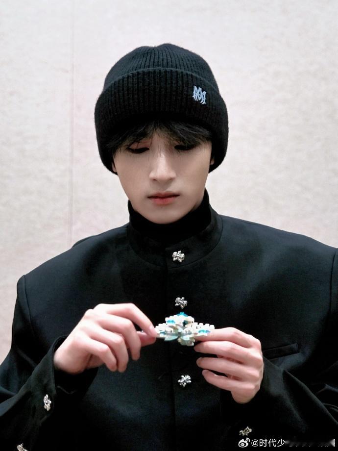 严浩翔说即将被打断的冬眠  严浩翔冬至拍立得  严浩翔冬至拍立得像是一首冬日里的