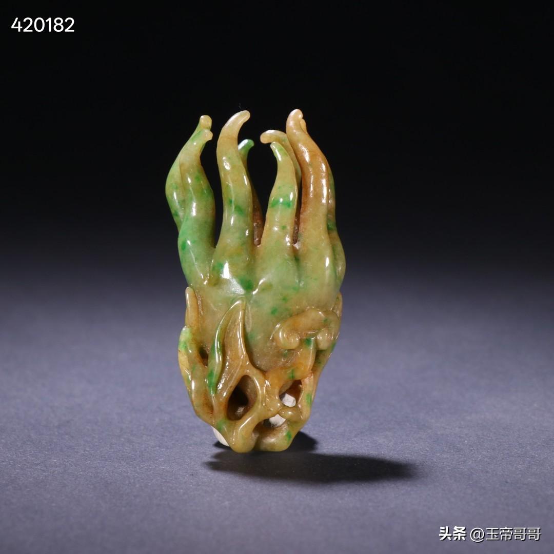 清代 老翡翠福寿灵芝佛手雕件。
规格：长6.3cm 宽3.1cm