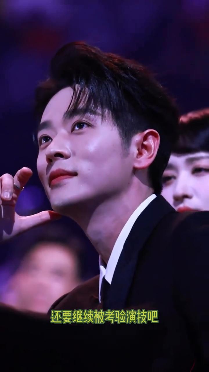 笑发财了。丞磊没想到剧结束了，还要继续被考验演技。莫离新剧剧宣直播的时候，弹幕上
