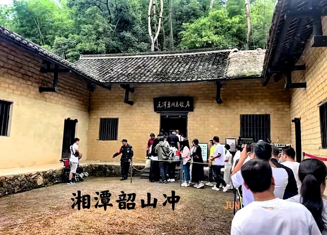 世界看中国，中国看湖南，湖南看湘潭，湘潭看韶山。为什么最后的希望看韶山呢？因为韶