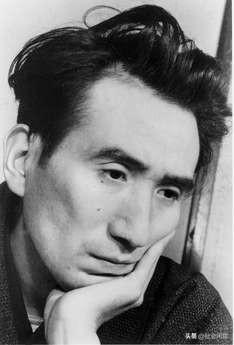 日本英年早逝知名作家！
 
1. 太宰治（图一）｜39岁（1909-1948）