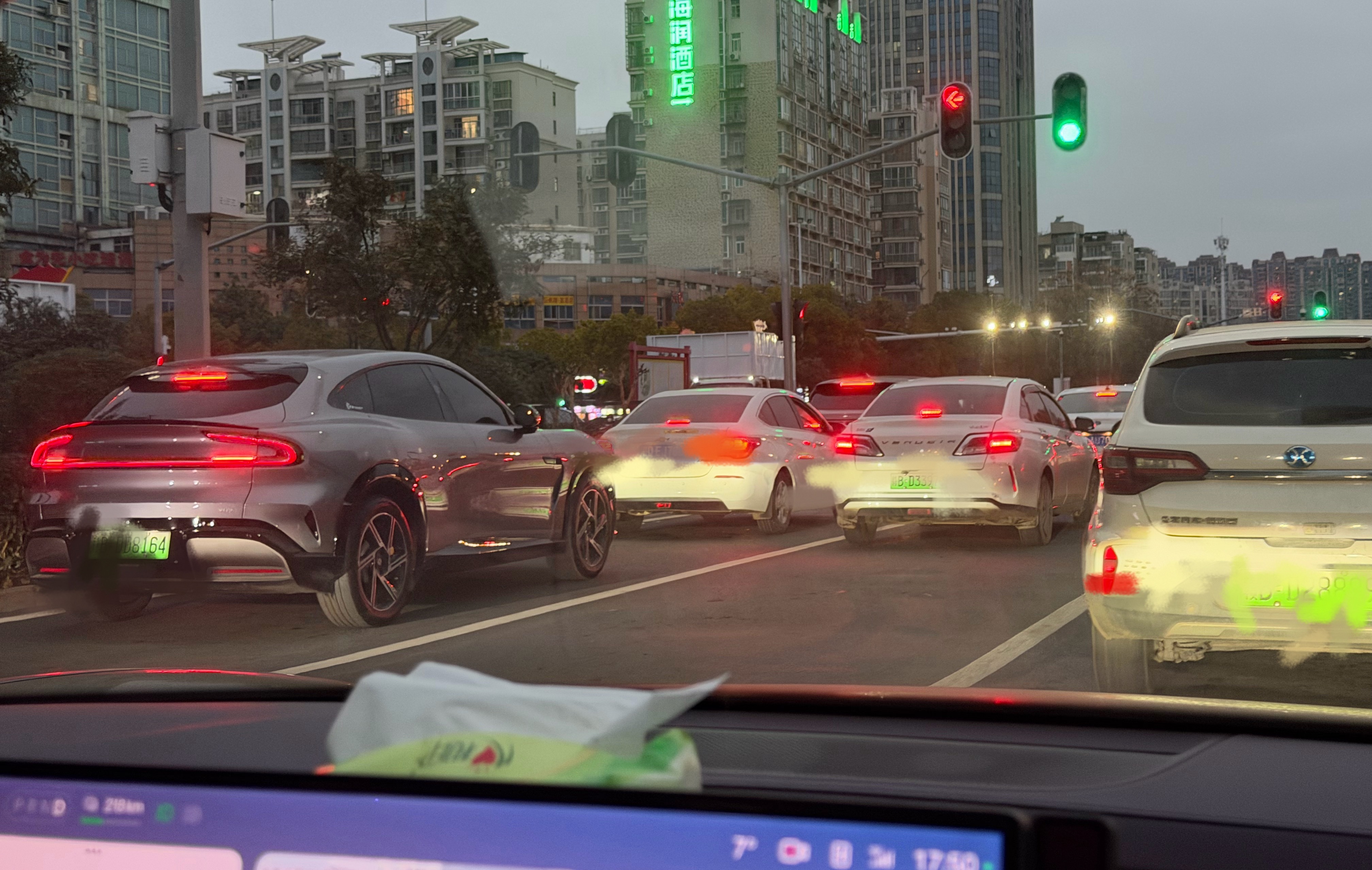 偶遇一辆钛金属小米YU7，辨识度太高了