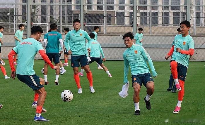 友谊赛前瞻：国足客战新加坡盼延续不败纪录，磨合阵容抢积分足球 在国际热身赛中，国
