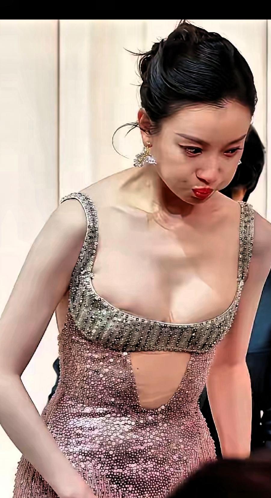 一个敢设计一个敢穿！
真的是搞不懂这些艺人审美观点！
看她的表情是被迫还是？
演