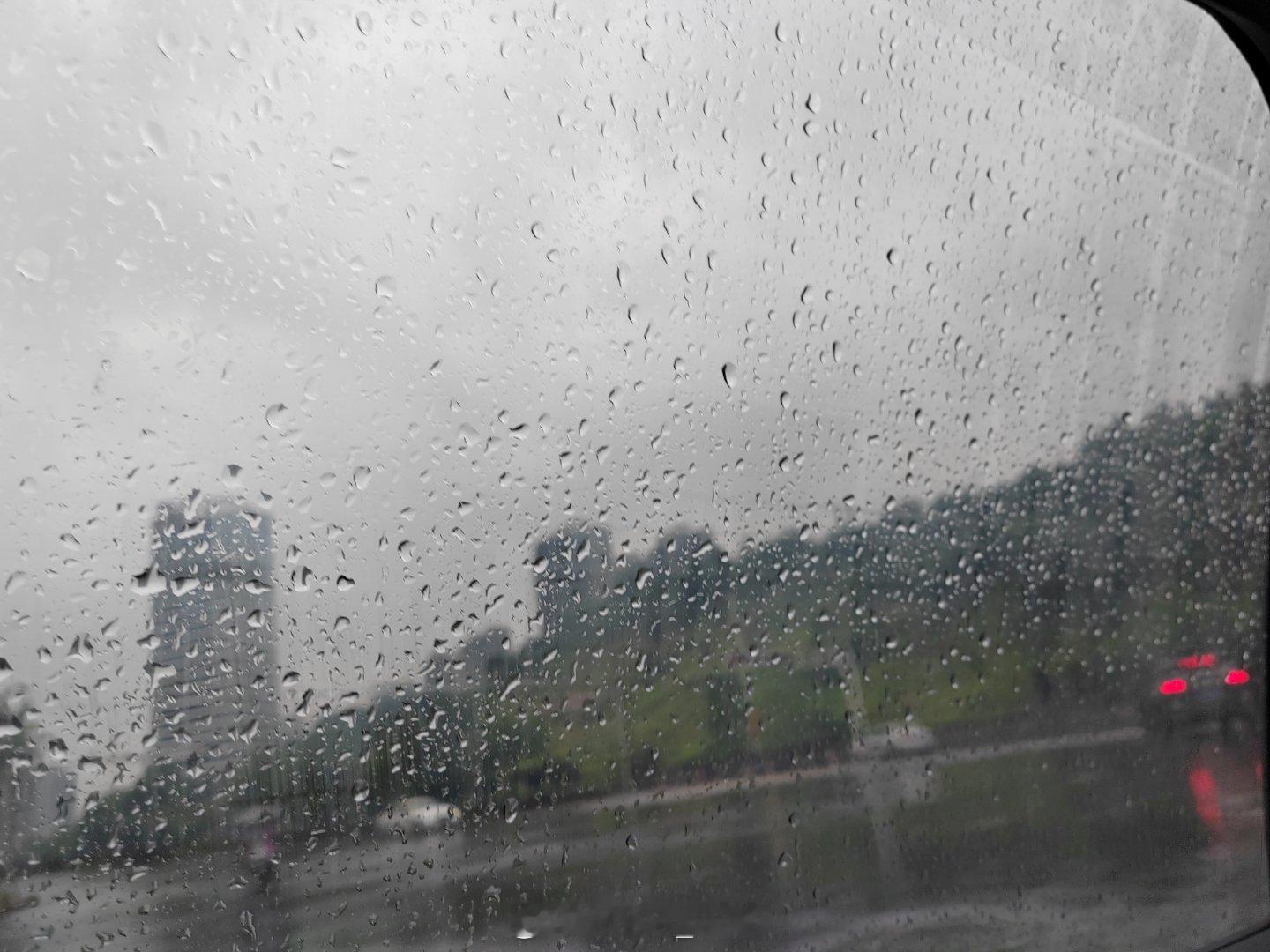 雨再大也总要回家 