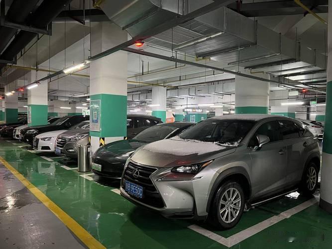 背着太阳能电板电动汽车时代即将到来。[赞][赞]
边跑边充这个想法挺酷。但实施起