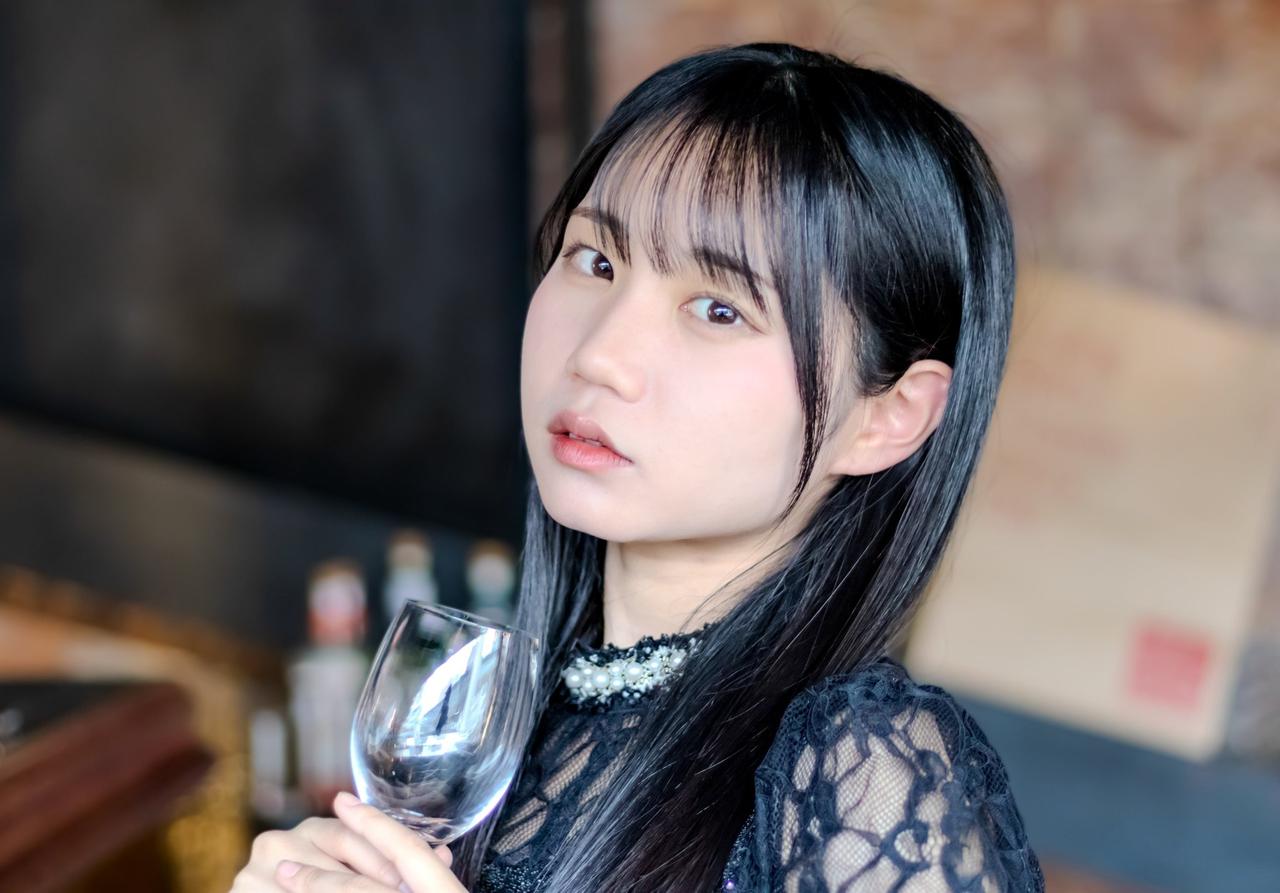 优雅的黑纱连衣裙，手捧红酒杯，散发迷人魅力。