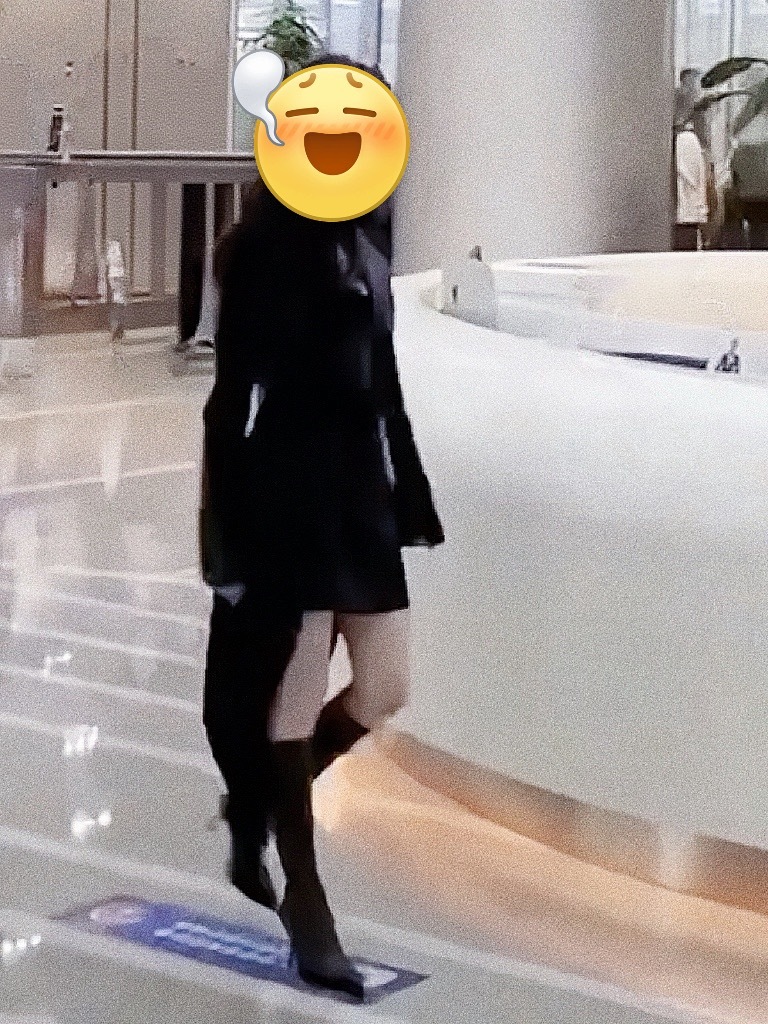 此女身形真的撕漫！我完全斯哈（因为是低头，被头发遮脸了） 