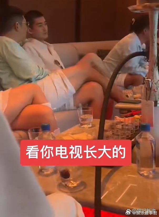 有网友在ktv偶遇张翰，他和友人专注聊天，状态松弛自然。 ​​​