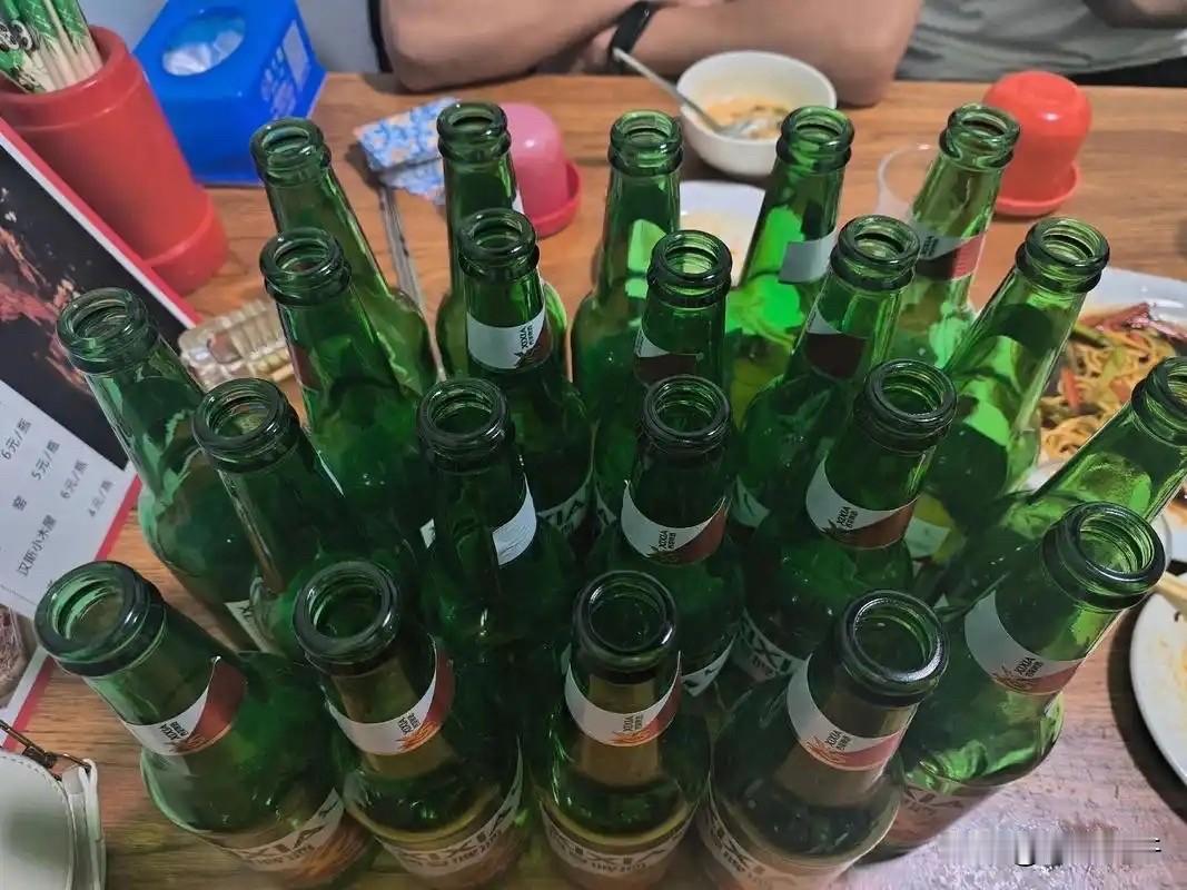 “悲剧还是发生了！”山东青岛，4名好友聚餐4小时喝光36瓶啤酒。散场后，34岁男
