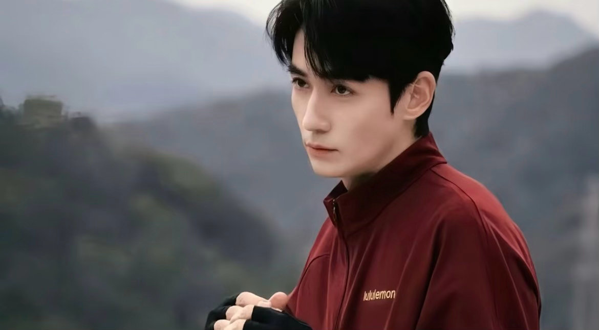 没认出这是朱一龙朱一龙温润如玉又坚韧如松一双含情眼极具故事感他表演细腻深沉，能于