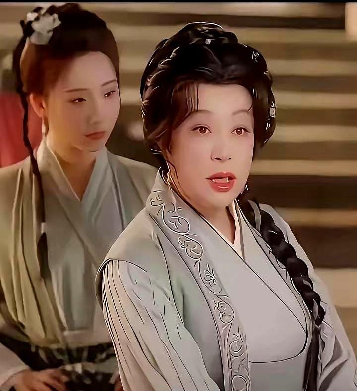 75岁刘晓庆的生图，越看越别扭。
 
粉底厚到能遮住皱纹，却遮不住体态里的年龄感