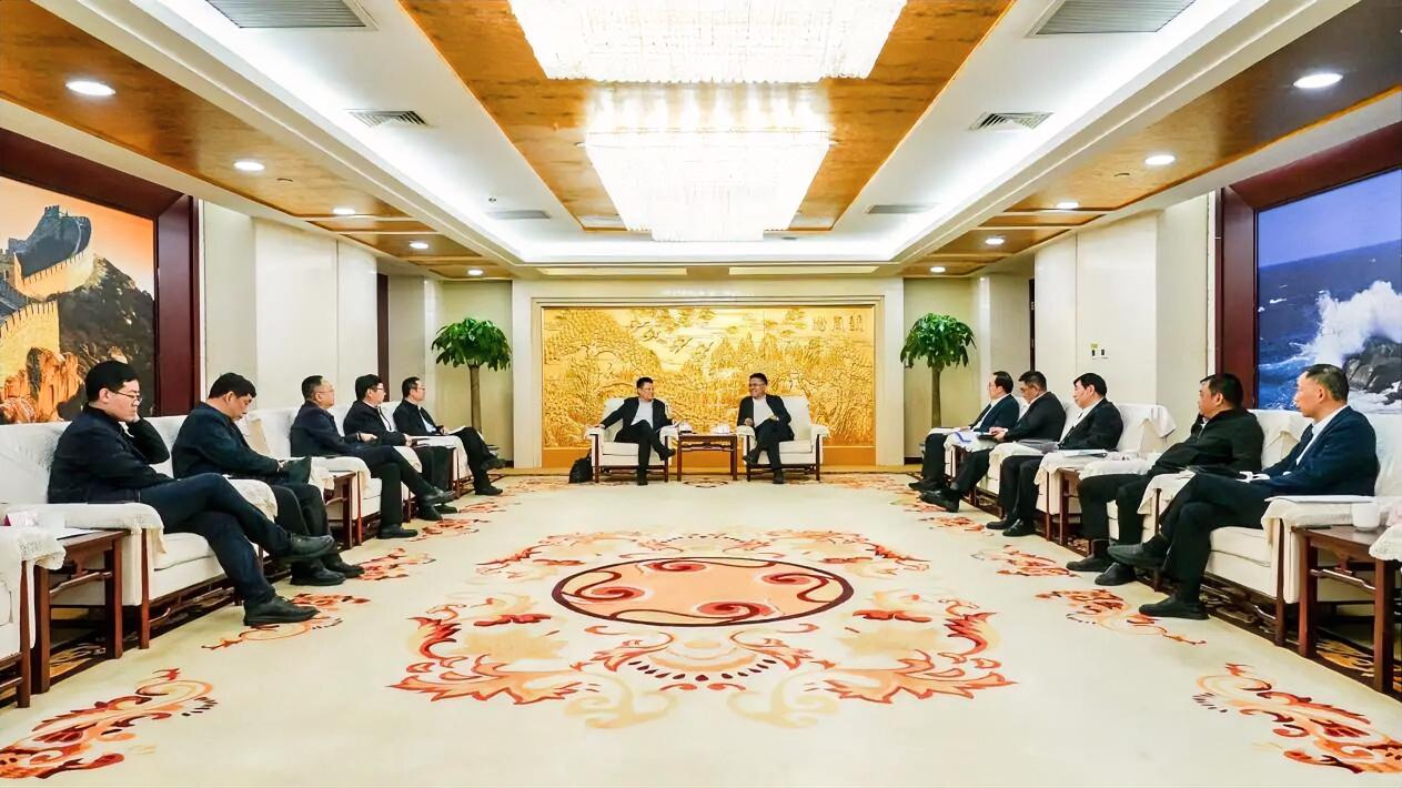 4月10日，中国黄金集团有限公司党委书记、董事长周洲，党委副书记、董事、总经理殷