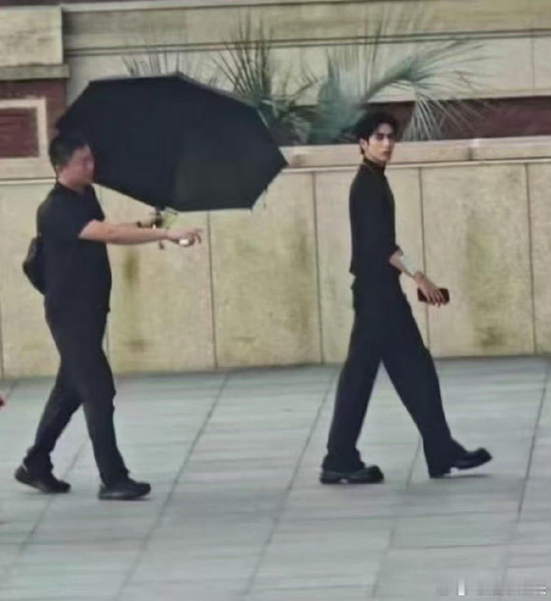 上海偶遇宋威龙拍摄上海学校偶遇宋威龙拍摄 上海偶遇宋威龙拍摄，身材太优越了 