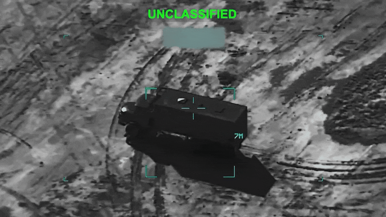 🇺🇸🇮🇷美国空军空袭摧毁伊朗卡车。

至少在两起事件中，可以看到卡车内物