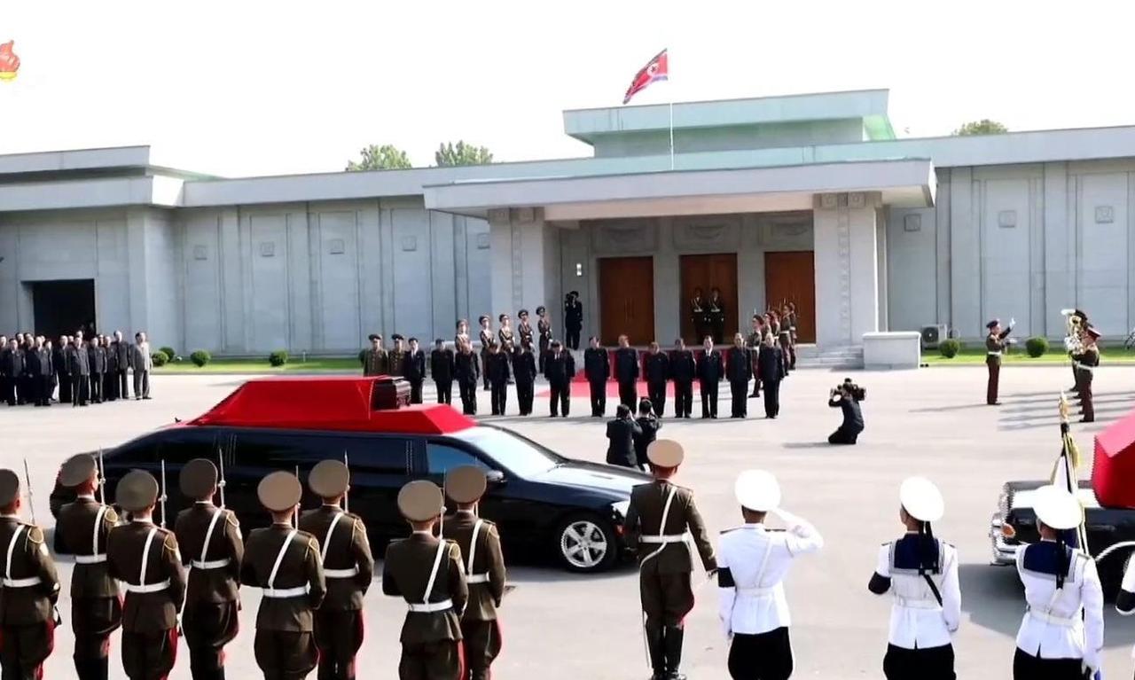 快讯！快讯！
 
朝鲜方面突然宣布了。
 
平壤的西将会馆挂起黑纱，据多家媒体转