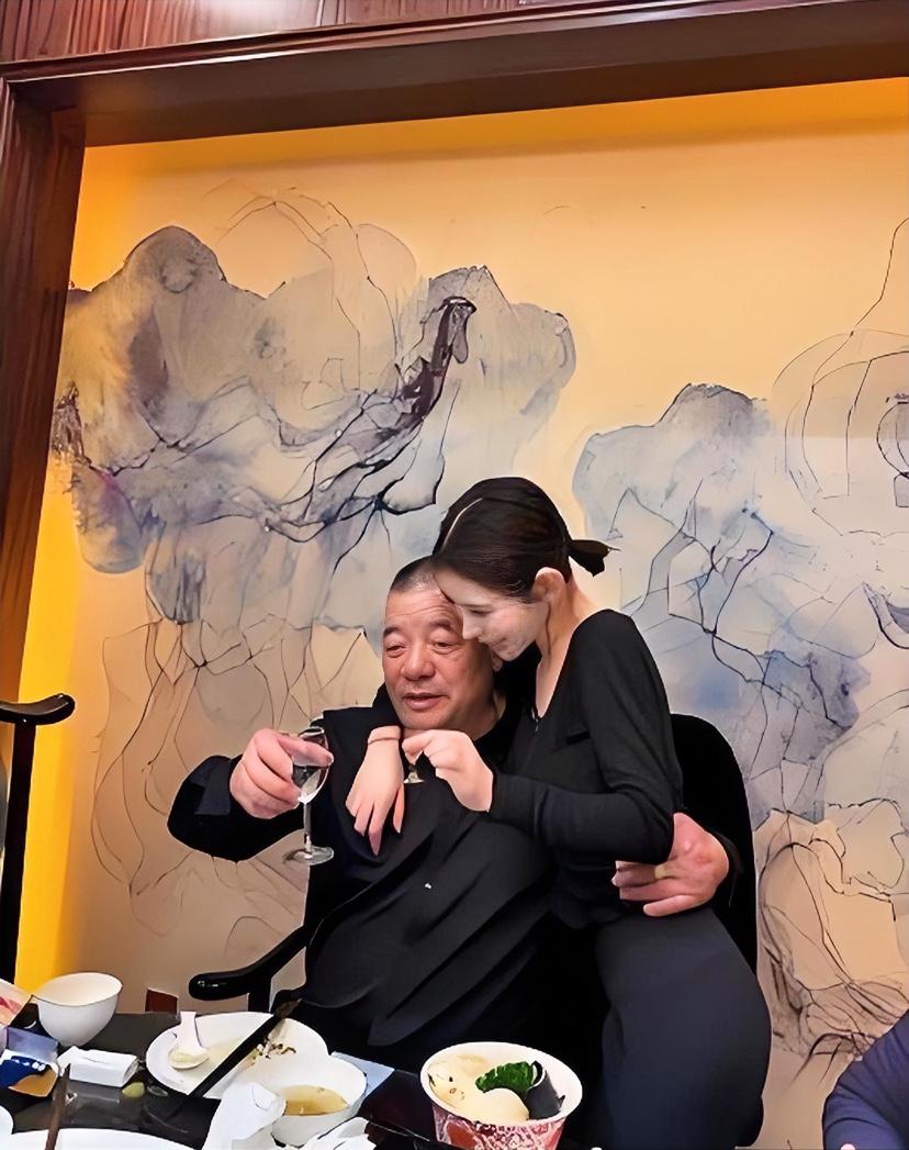 这才叫商务酒局  当她端起酒杯那一刻开始 ，这单就成了！